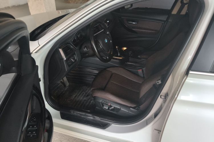 BMW 3 Series 2018 car image #19
