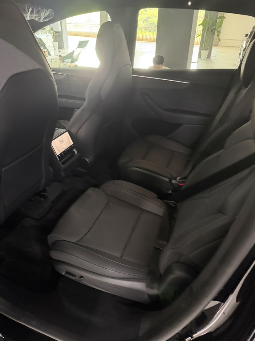 Tesla Model Y L 2026 car image #5