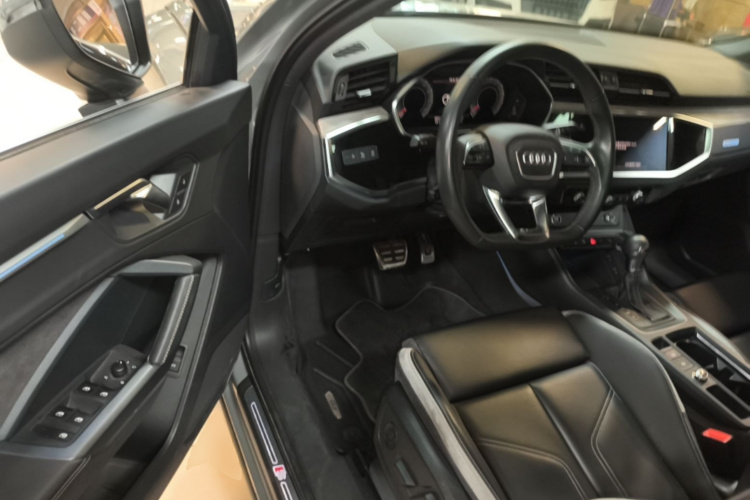 Audi Q3 2024 car image #16