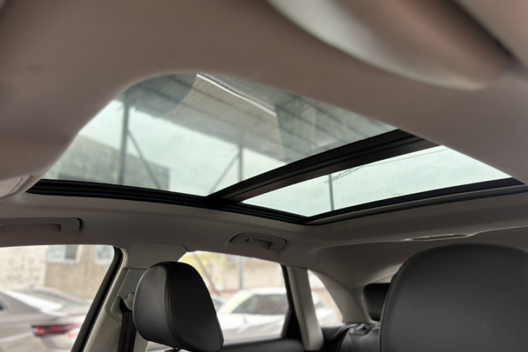 Audi Q3 2016 car image #16