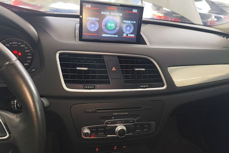 Audi Q3 2016 car image #13