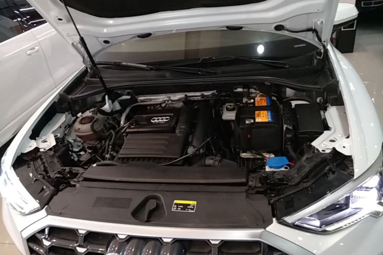 Audi Q3 2022 car image #22