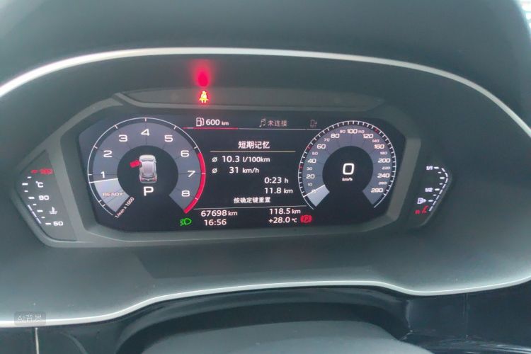 Audi Q3 2019 car image #13