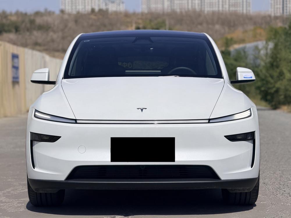 Tesla Model Y 2025 #2 Tesla Model Y 2025 car image #2