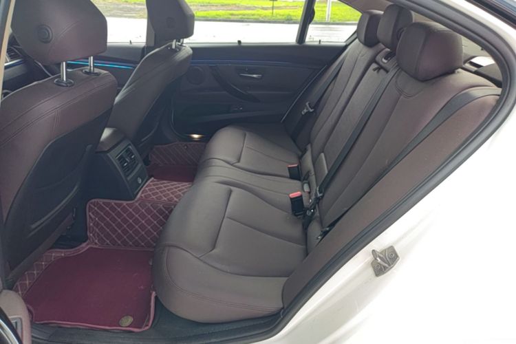 BMW 3 Series 2018 immagine di auto #13