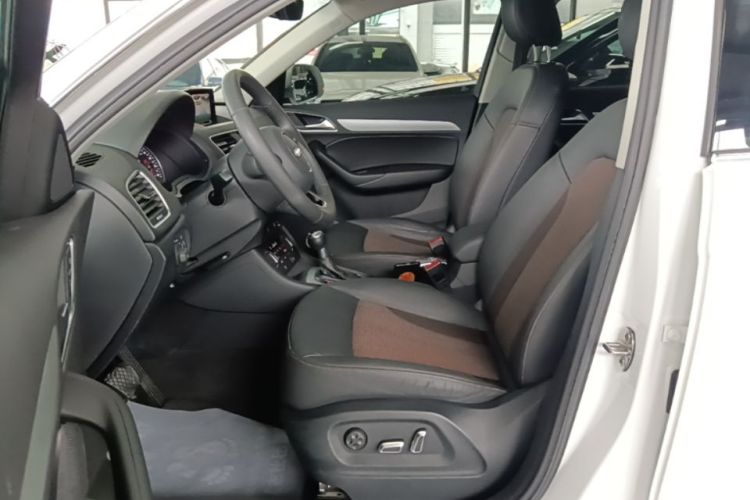 Audi Q3 2018 car image #15