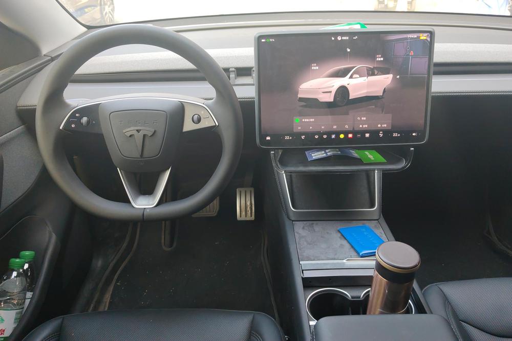Tesla Model Y 2025 car image #13