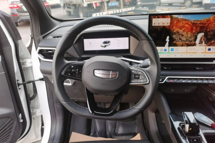GEELY Coolray 2025 car image #11