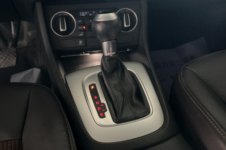 Audi Q3 2017 car image #14