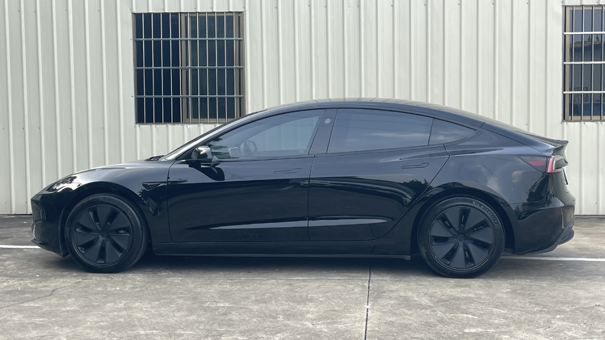 Tesla Model 3 2023 car image #3