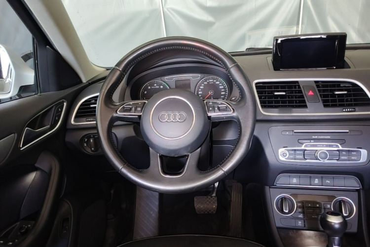 Audi Q3 2017 car image #12
