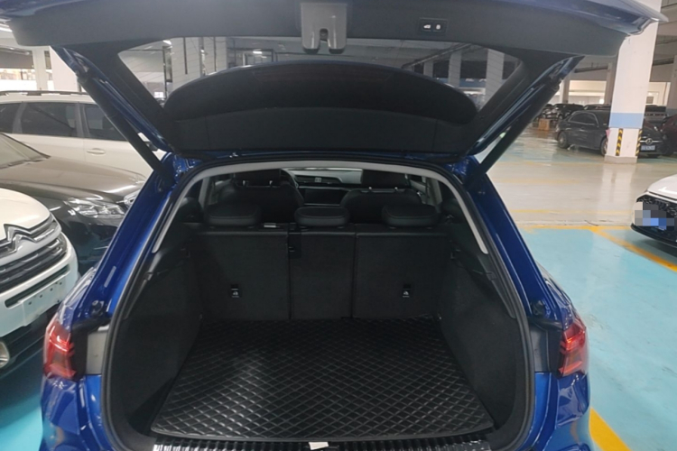 Audi Q3 2020 car image #19