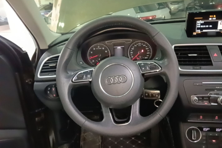 Audi Q3 2019 car image #11