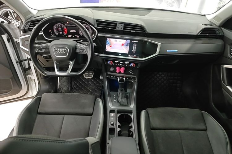 Audi Q3 2023 car image #10
