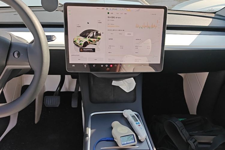 Tesla Model Y 2023 immagine di auto #13