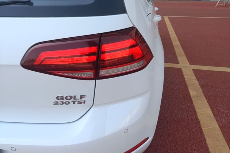 Volkswagen Golf 2018 car image #8
