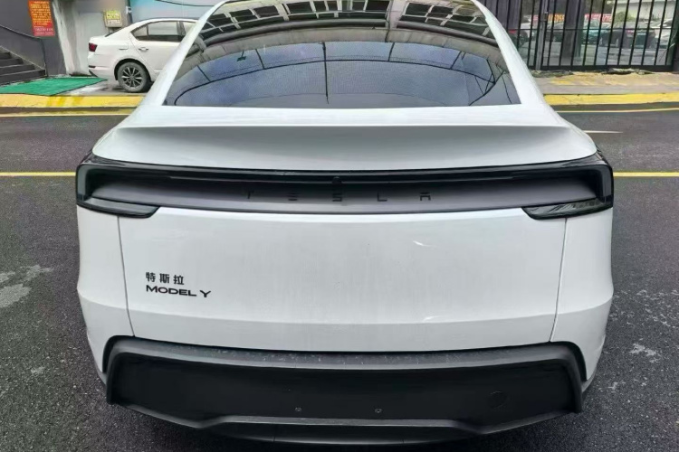 Tesla Model Y 2026 car image #6