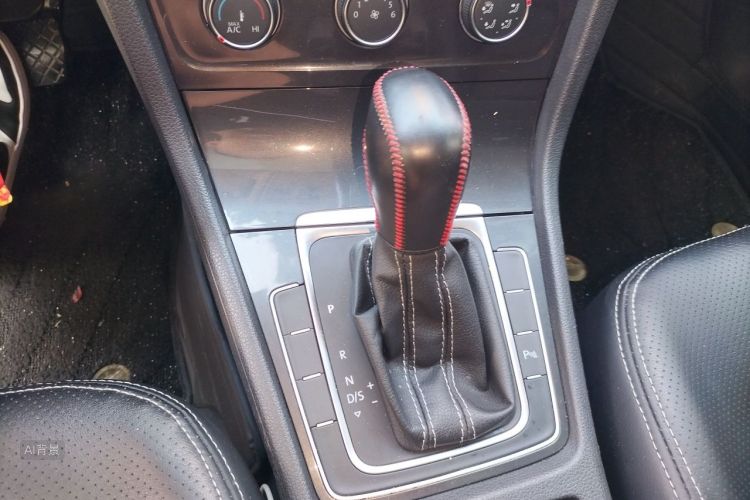 Volkswagen Golf 2017 car image #16