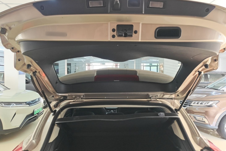 GEELY Emgrand GS 2016 car image #19