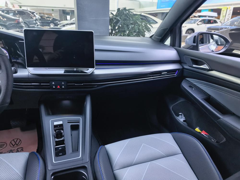 Volkswagen Golf 2026 car image #9