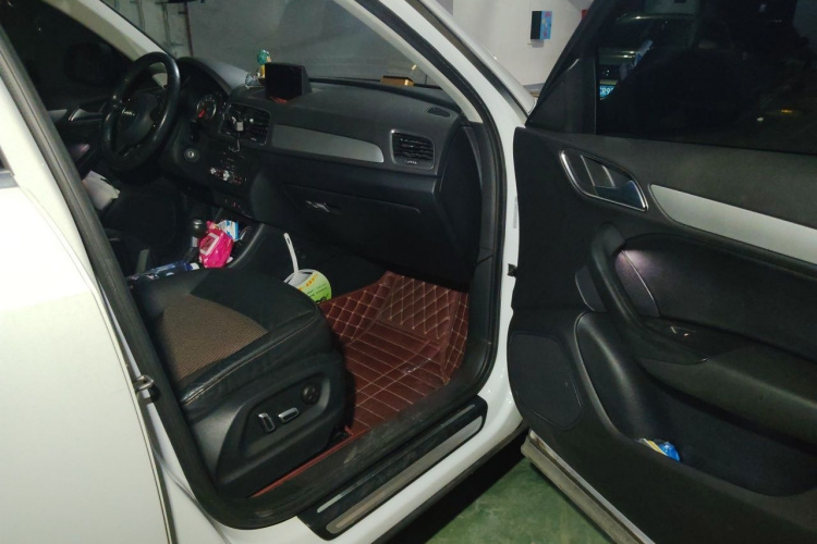 Audi Q3 2018 immagine di auto #25