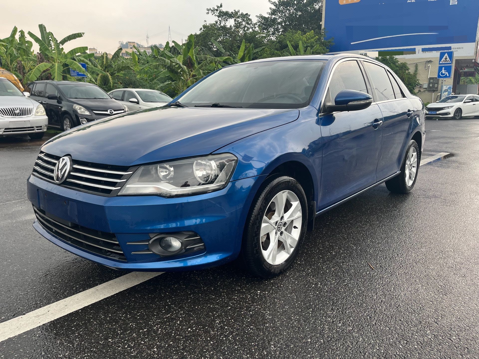 Volkswagen Bora 2013 car image 