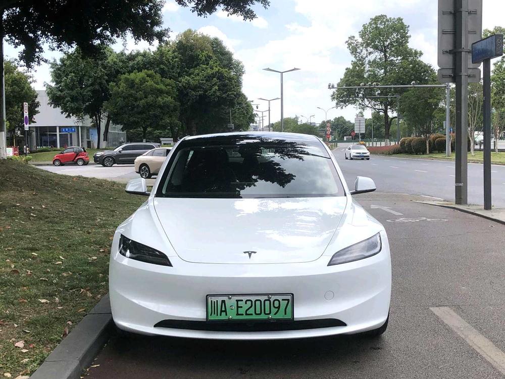 Tesla Model 3 2025 car image #2