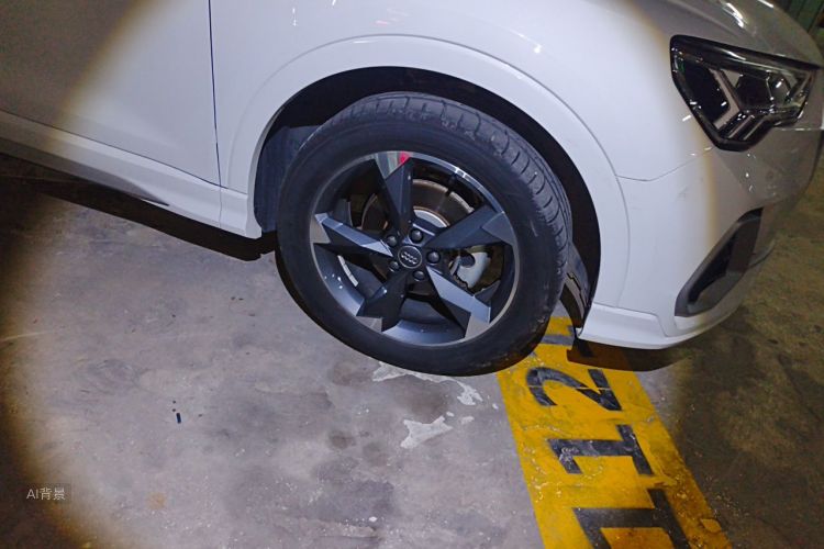 Audi Q3 2020 car image #9