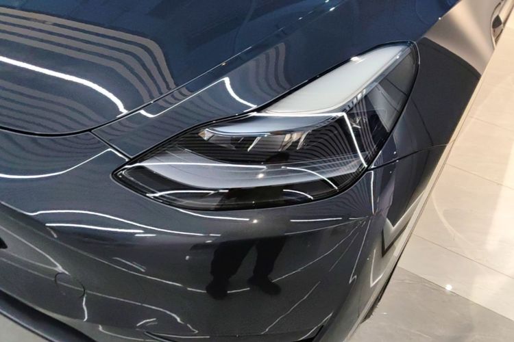 Tesla Model Y 2025 immagine di auto #23