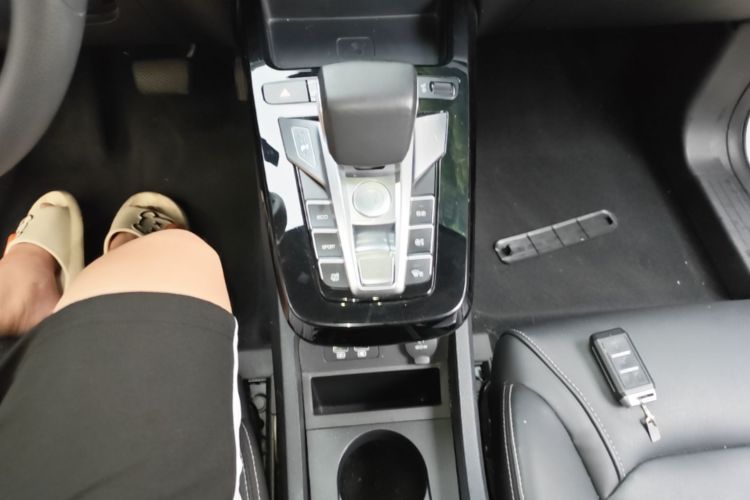 BYD Yuan New Energy 2019 immagine di auto #18