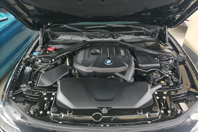 BMW 3 Series 2018 car image #20