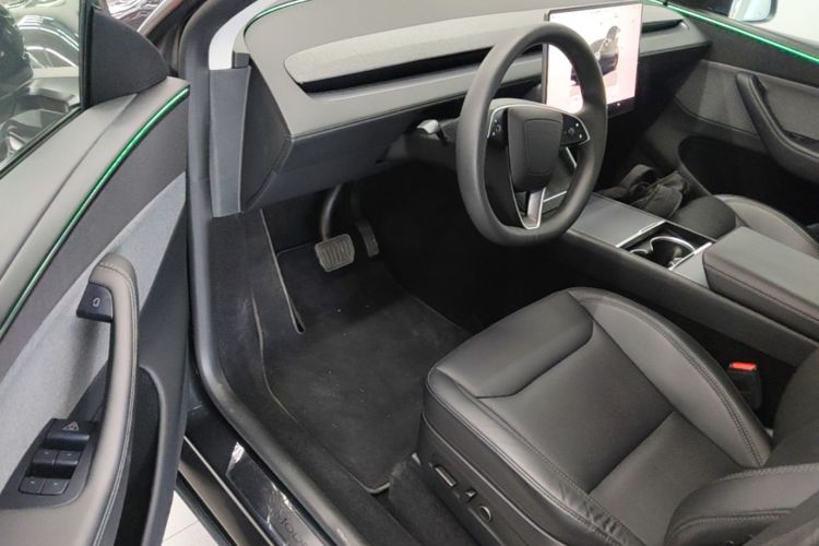 Tesla Model Y 2025 #16 Tesla Model Y 2025 car image #16
