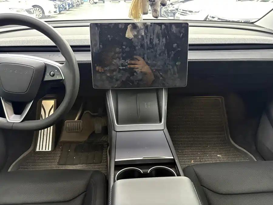 Tesla Model Y 2025 #8 Tesla Model Y 2025 car image #8