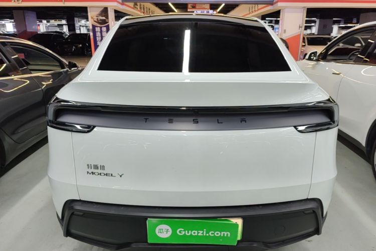 Tesla Model Y 2025 immagine di auto #6