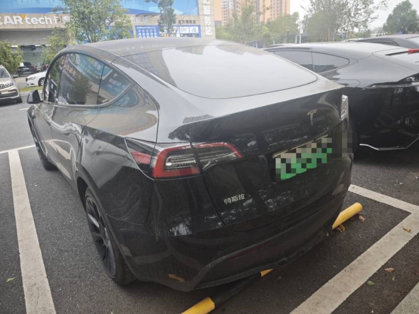 Tesla Model Y 2023 car image #3