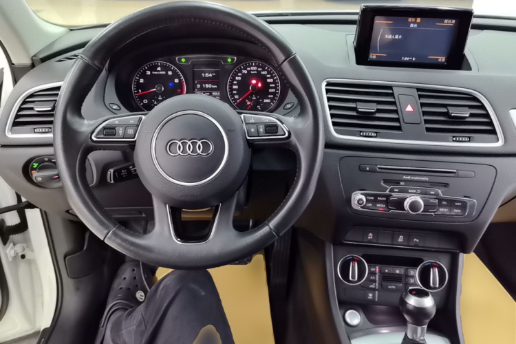 Audi Q3 2017 car image #10