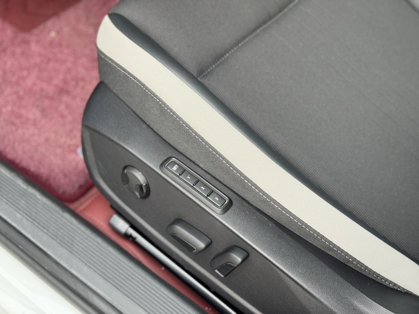 Volkswagen Golf 2023 car image #4