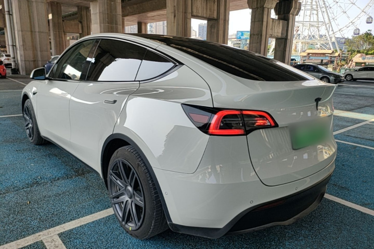 Tesla Model Y 2023 #5 Tesla Model Y 2023 car image #5