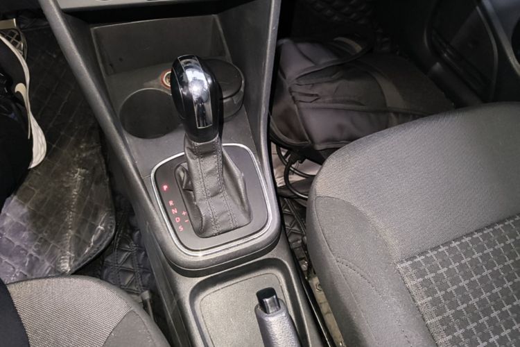 Volkswagen Polo 2015 car image #14