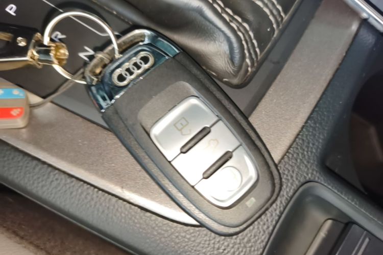 Audi Q3 2020 car image #14