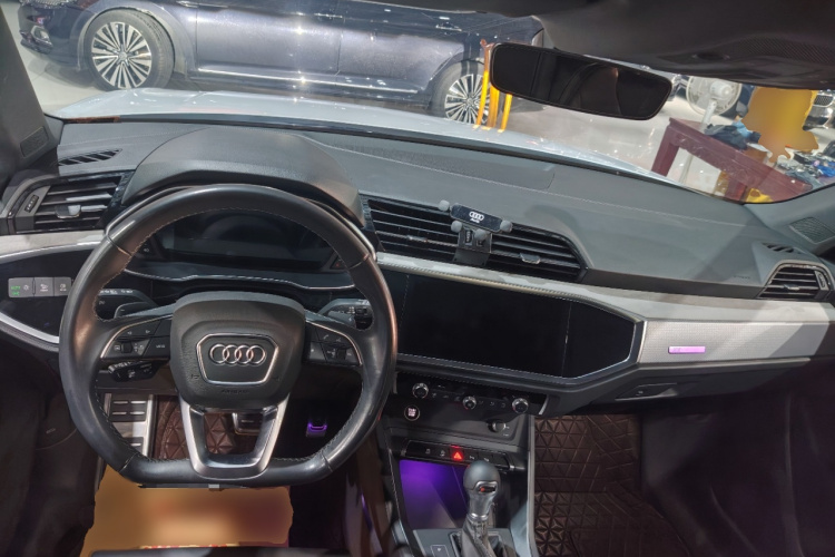 Audi Q3 2024 car image #10