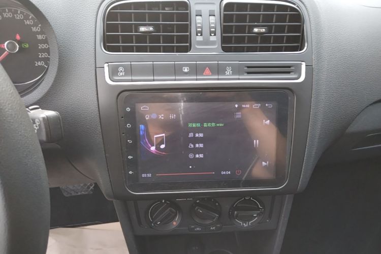 Volkswagen Polo 2018 car image #13