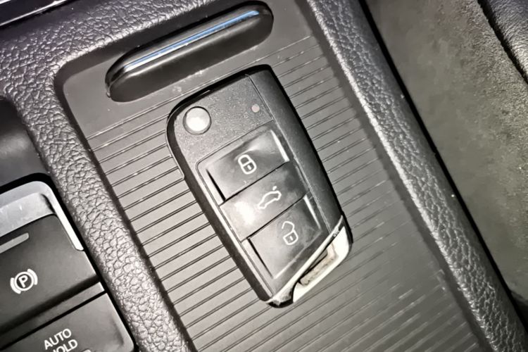 Volkswagen Golf 2020 car image #9