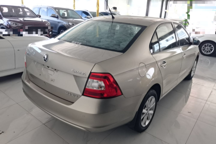 Skoda Rapid 2016 car image #7