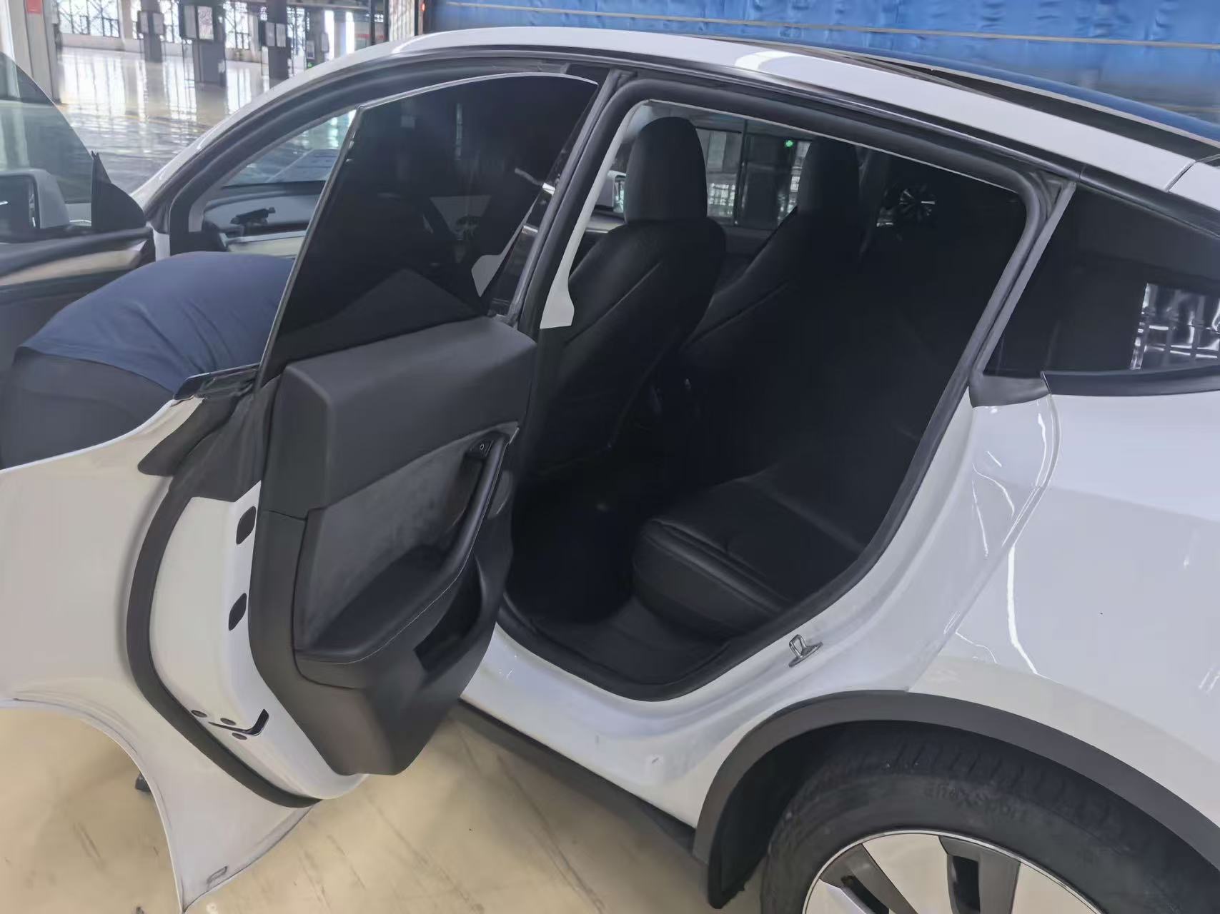 Tesla Model Y 2023 immagine di auto #5