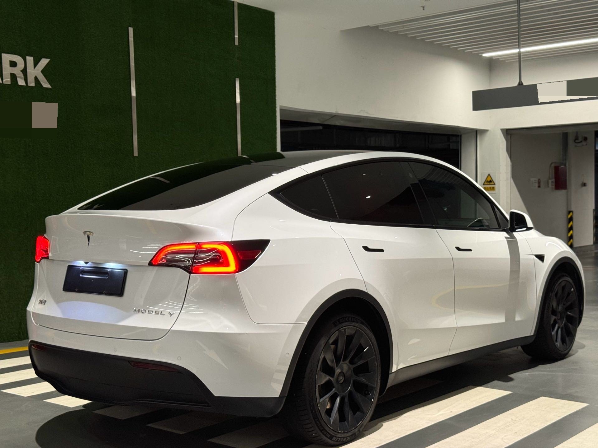 Tesla Model Y 2023 #8 Tesla Model Y 2023 car image #8