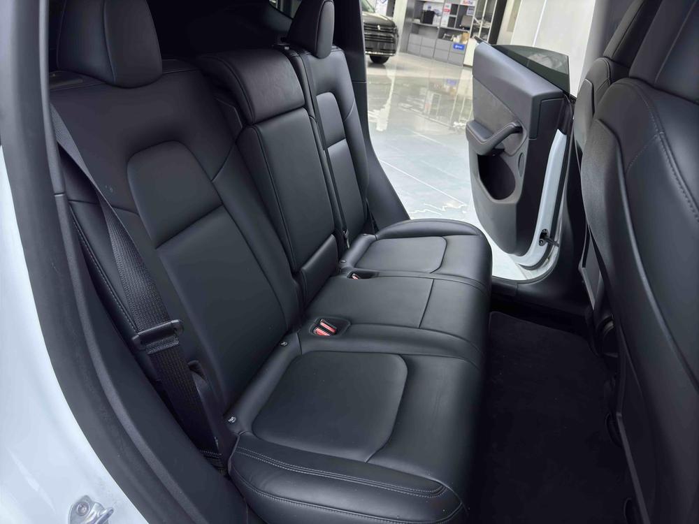 Tesla Model Y 2021 car image #23