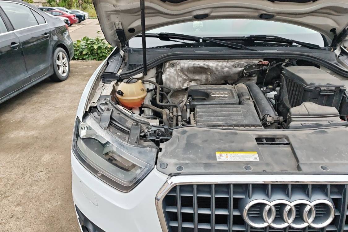 Audi Q3 2015 car image #11