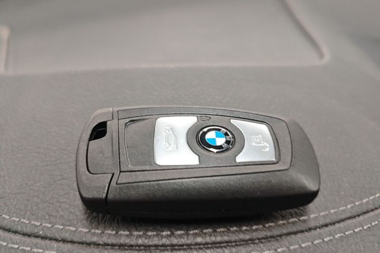 BMW 3 Series 2018 car image #9