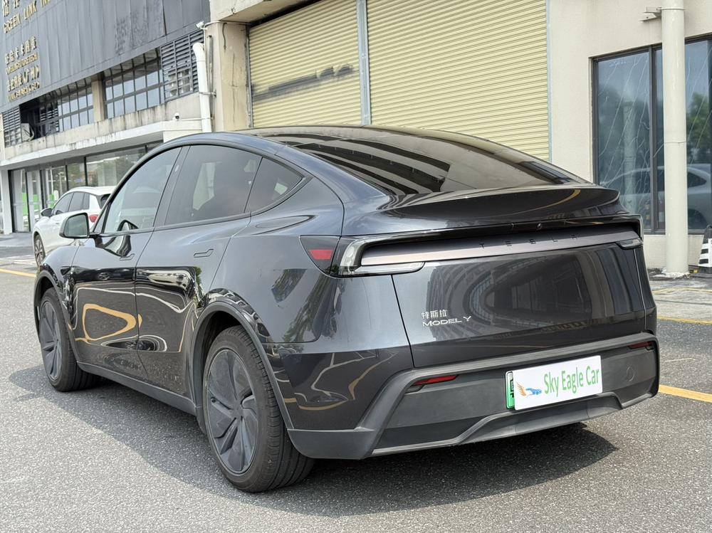 Tesla Model Y 2025 #4 Tesla Model Y 2025 car image #4